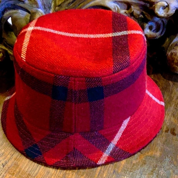 🧸 Burberry Red Bucket Hat 🧸 - Picture 1 of 6